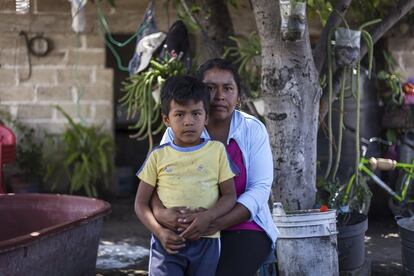 Alicia y sus hijos ahora viven en la casa de su hermano y tienen todas sus pertenencias en el patio. Los dos mayores siguen teniendo miedo y les preguntan todos los días si el temblor volverá a ocurrir. “Hablamos con ellos sobre el tema, les decimos que todo volverá a la normalidad y que volveremos a reconstruir nuestro hogar lo antes posible”, explica Alicia.