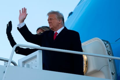 Donald y Melania Trump ayer en el Air Force One para trasladarse a Florida.