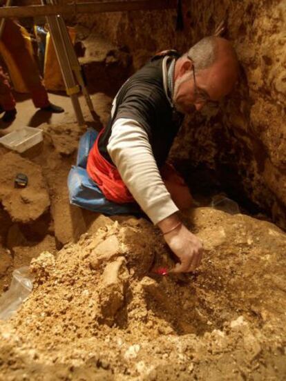 Labores de excavaci&oacute;n en la Sima de los Huesos.