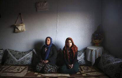 Tahsiye Ozyilmaz, de 33, y su hija Halime, de 14, en su casa de la aldea Zeytinpinar en Derik, un pueblo kurdo en la provincia de Mardin. Tahsiye es ama de casa y no fue a la escuela. Le hubiese gustado ser maestra pero se casó a los 17 años. Le gustaría que su hija acabase los estudios y que fuese médica pero Halime dejó de ir a la escuela el año pasado porque estaba 10 kilómetros de su casa y era demasiado complicado el trayecto. La madre cree que su hija tendrá un matrimonio arreglado cuando cumpla los 17 años.