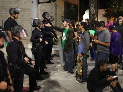 La policia envolta un grup de manifestants, dimecres a Los Angeles.
