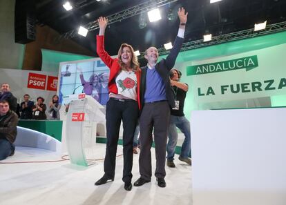 Susana Díaz y Alfredo Pérez Rubalcaba participan en el Congreso Regional Extraordinario de PSOE-A, celebrado en el Palacio de Congresos de Granada, el 24 de noviembre de 2013. En esa cita, Díaz fue designada secretaria general de los socialistas andaluces.