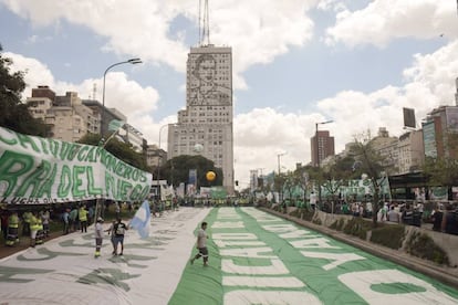 Una enorme bandera cubre la avenida 9 de julio de Buenos Aires frente al palco donde hablar&aacute; el l&iacute;der de del grenio de Camioneros, Hugo Moyano.