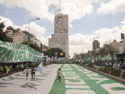 Una enorme bandera cubre la avenida 9 de julio de Buenos Aires frente al palco donde hablar&aacute; el l&iacute;der de del grenio de Camioneros, Hugo Moyano.