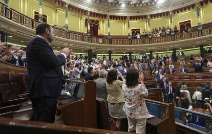 Diputados del PSOE y Podemos aplauden a los miembros del Consejo de Informativos de RTVE, tras la aprobación de la proposición de ley para recuperar la independencia de la corporación.