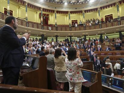 Diputados del PSOE y Podemos aplauden a los miembros del Consejo de Informativos de RTVE, tras la aprobación de la proposición de ley para recuperar la independencia de la corporación.