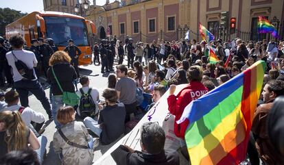 La policía custodia el autobús de Hazte Oír frente a los manifestantes que bloquean su paso en Sevilla