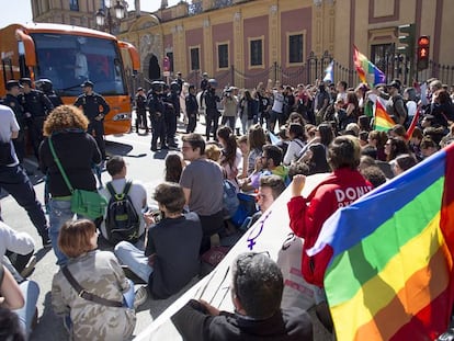 La polic&iacute;a custodia el autob&uacute;s de Hazte O&iacute;r frente a los manifestantes que bloquean su paso en Sevilla