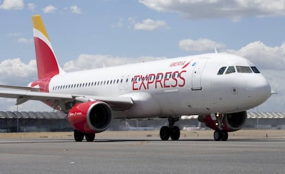 Avión de Iberia Express en el aeropuerto madrileño de Barajas.