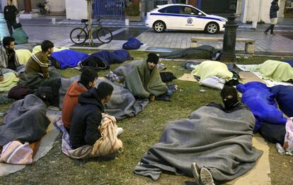 Un grupo de migrantes kurdos, el lunes, en Tesalonica.