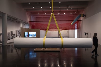 La obra de Eulàlia Rovira que recrea una de las columnas del museo del Macba en la exposición 'Apuntes para un incendio de los ojos' de este museo.
