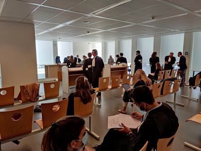 Sala del Tribunal de Bruselas en la que se ha celebrado la primera vista del juicio sobre el fondo del caso de AstraZeneca.
