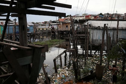 Moradores caminham entre o lixo na região de Educandos, em Manaus, no último 19 de maio.