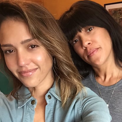 Jessica Alba también publicaba en sus redes sociales una fotografía mostrándose al natural bajo el hastag #letsbehonest (seamos honestos).