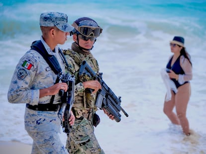 Dos soldados, de patrulla el miércoles en las playas de Cancún (México).