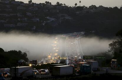 Niebla sobre una autopista de Solana Beach (California).