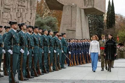 Las presidentas del Congreso y del Senado, Meritxell Batet, (izquierda) y Pilar Llop, presiden el acto solemne de izado de la bandera nacional en los Jardines del Descubrimiento de la plaza de Colón de Madrid.