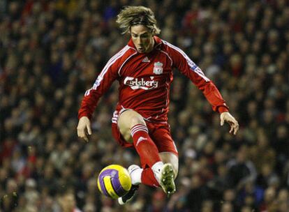 Fernando Torres controla un balón con la camiseta del Liverpool.