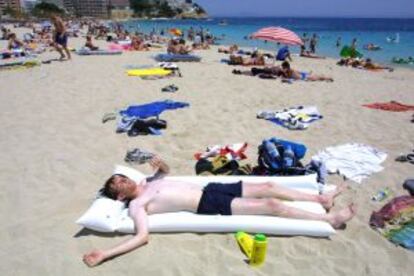 Un turista británico toma el sol en Magaluf (Mallorca).