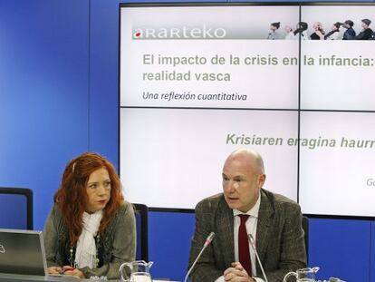 Lamarca, junto a su adjunta, Julia Hernández, en la presentación del informe sobre el impacto de la crisis en la infancia vasca. 