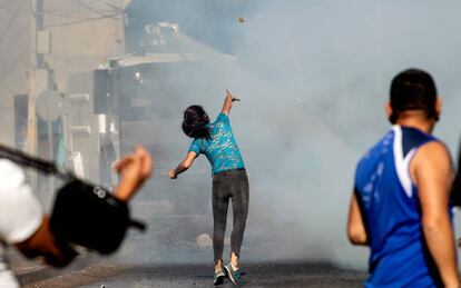 Manifestantes enfrentados a la policía antidisturbios en una manifestación contra el Gobierno de Sebastián Piñera, este martes en Santiago de Chile.