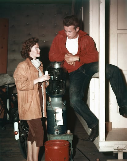 James Dean y Natalie Wood en una escena de 'Rebelde sin causa'. Él lleva la cazadora roja que se haría tan popular.