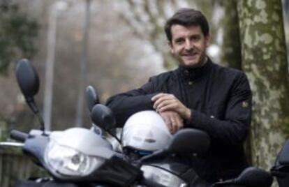 Ramón Gómez Ugalde posa con su nueva moto en San Sebastián.