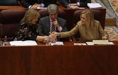 Cifuentes, con &Aacute;ngel Garrido y Engracia Hidalgo en la Asamblea este jueves.