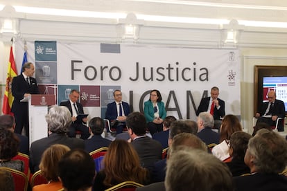 De izquierda a derecha: Eugenio Ribón, decano del ICAM; Enrique Santiago (SUMAR); Joaquín Martínez (PSOE); María Jesús Moro (PP); Javier Ortega Smith (VOX); Mikel Lagarda (PNV)