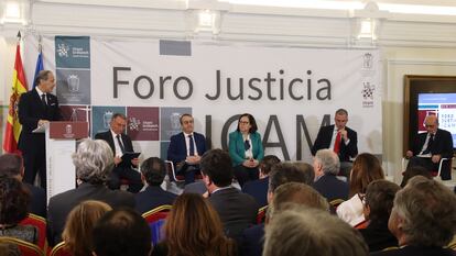 De izquierda a derecha: Eugenio Ribón, decano del ICAM; Enrique Santiago (SUMAR); Joaquín Martínez (PSOE); María Jesús Moro (PP); Javier Ortega Smith (VOX); Mikel Lagarda (PNV)