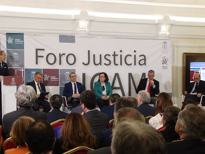 De izquierda a derecha: Eugenio Ribón, decano del ICAM; Enrique Santiago (SUMAR); Joaquín Martínez (PSOE); María Jesús Moro (PP); Javier Ortega Smith (VOX); Mikel Lagarda (PNV)