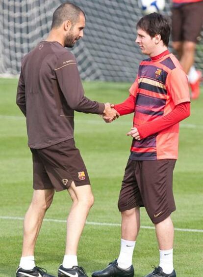 Guardiola saluda a Messi.
