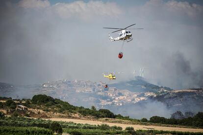 Varios helicópteros sobrevuelan la localidad navarra de San Martín de Unx, desalojada la pasada noche.