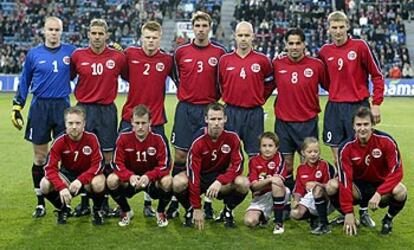 La selección noruega posa en Oslo, el pasado día 11, antes de jugar contra Luxemburgo. El 9 es Tore Andre Flo, su mejor jugador.