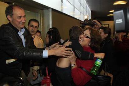 Trabajadores de Repsol, a su llegada ayer al aeropuerto de Madrid-Barajas.