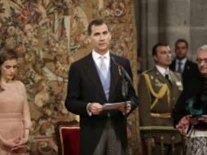 GRA057. SANTIAGO DE COMPOSTELA, 25/07/2014.- El Rey Felipe VI, junto a la Reina Letizia, durante su discurso en la ofrenda Nacional al Ap&oacute;stol Santiago, patrono de Espa&ntilde;a, celebrada hoy en la cetedral santiaguesa. EFE/Lavandeira Jr ***POOL***