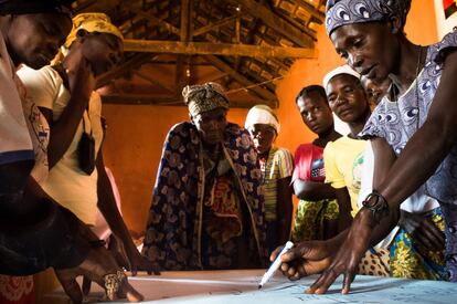 Promotoras de salud diseñan el mapa de su comunidad, en un diagnóstico participativo. Katabola, provincia de Bié (Angola). El papel de estas promotoras de salud, agentes comunitarios y activistas voluntarios resulta clave para localizar a las familias con niños pequeños sin vacunar, localizar las viviendas de la zona y servir de enlace con el personal de enfermería de los puestos sanitarios.