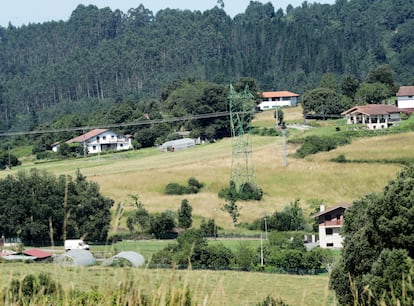Torres de alta tensión en desuso en Gatika.