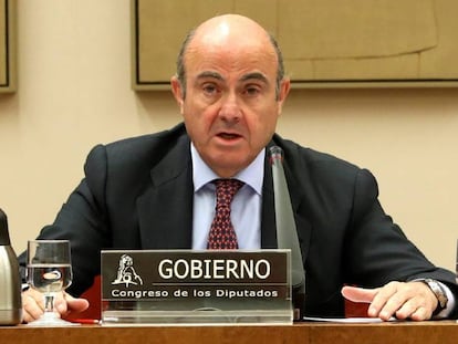 El ministro de Econom&iacute;a, Luis de Guindos, en el Congreso.