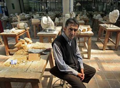 José Luis Gutiérrez, director del Departamento de Escultura de la Complutense, en el taller donde sus alumnos practican.