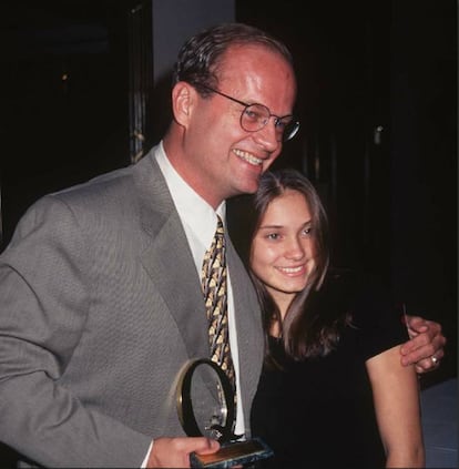 El protagonista de 'Frasier', Kelsey Grammer (Saint Thomas, EE UU, 1955), casado cuatro veces y padre de siete hijos, demostró que eso de que se quiere a todos los hijos por igual es una patraña y lo hizo de la forma más pública posible: durante su divorcio de la exmodelo 'Playboy' Camille Donatacci, Grammer pidió la custodia únicamente de su hijo Jude (de seis años) y le solicitó al juez que la otra hija, Mason (de nueve años), se quedase con su madre. El juez consideró este gesto un motivo razonable para no concederle la custodia de ninguno de los dos hijos. Como regalo de despedida, Kelsey Grammer colocó a Camille en el 'reality show' de mujeres ricas 'Real Housewives of Beverly Hills' con un recadito público: “Siempre ha querido ser famosa, pues que le aproveche”. En el programa, Camille aprovechó cualquier oportunidad para criticarle, dejar claro que nunca visitaba a sus hijos y asegurar que “Kelsey tiene que aprender a querer a sus hijos más de lo que me odia a mí”. En la imagen, Kelsey Grammer y su hija Spencer en unos premios en 1997.