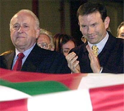 Xabier Arzalluz y Juan José Ibarretxe, durante la celebración del Aberri Eguna.