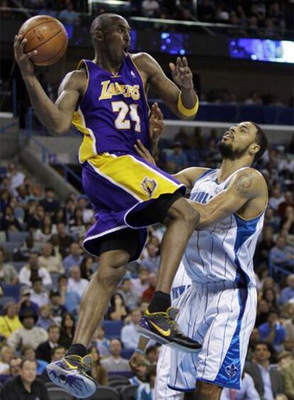 Bryant, en el aire ante Tyson Chandler