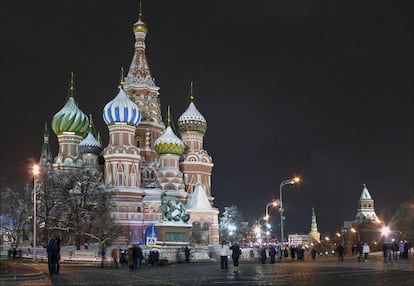 Gente paseando por los alrededores de la catedral de San Basilio (Moscú) de noche.