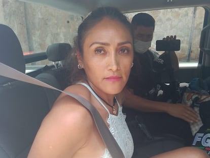 Berenice Alanís, sospechosa del asesinato de su esposo y sus dos hijos, tras su detención en Acapulco, el 20 de julio de 2022.