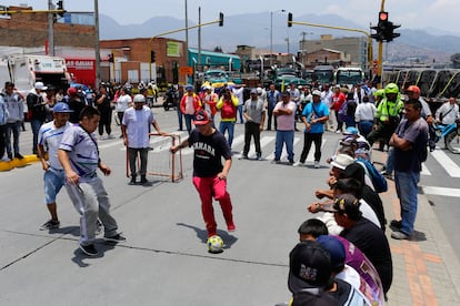 Manifestantes juegan fútbol en la vía pública durante el bloqueo de este martes.