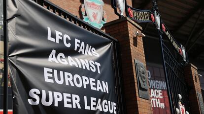 "Torcedores do Liverpool contra a Superliga europeia", diz cartaz colocado a frente do estádio do clube inglês.