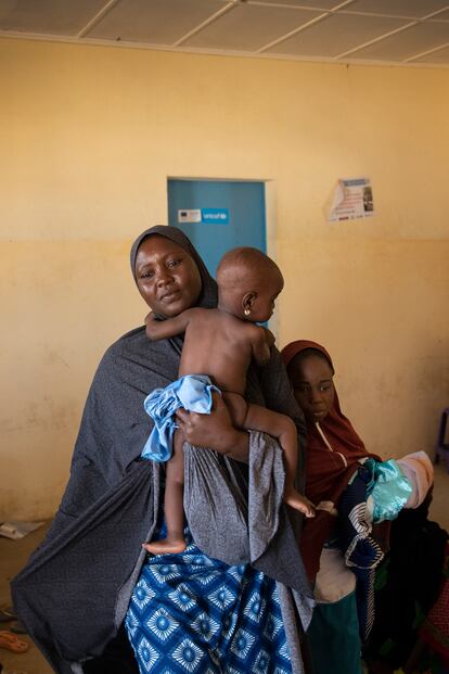 Rachida sale de la consulta con sus hijas Maimouna (9 meses) y Roukaya (11 años), salen de la consulta en el centro atención médica para niños con desnutrición, en el campo de refugiados de Dar es Salam, en Baga Sola. Maimouna sufrió desnutrición aguda severa y gracias al tratamiento está mejorando.