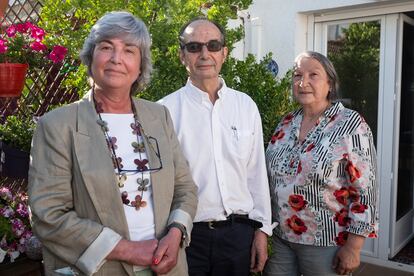 Gema García, Luis Moya y Carmen Pérez, en el patio interior de la casa de Gema.