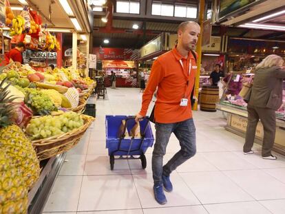 Un empleado recoge pedidos de Amazon en el mercado de La Paz en Madrid.